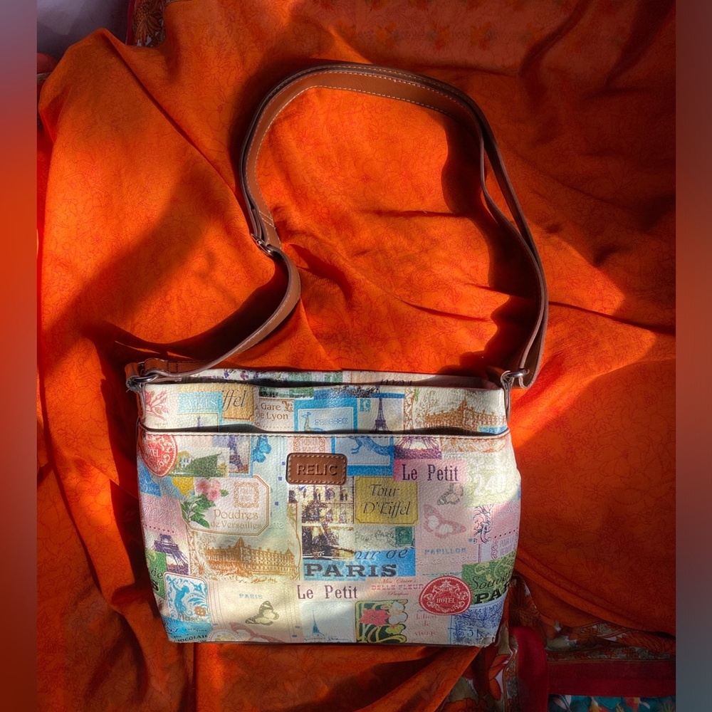 RELIC messenger bag,Paris print, outside pockets,adjustable strap, like new.